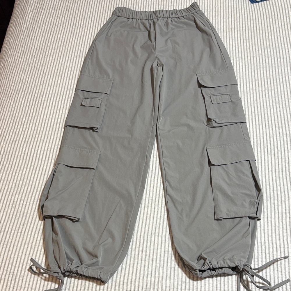 Gold Hinge Cargo Pants in Light Gray ~ Size XS ~ 31” Inseam